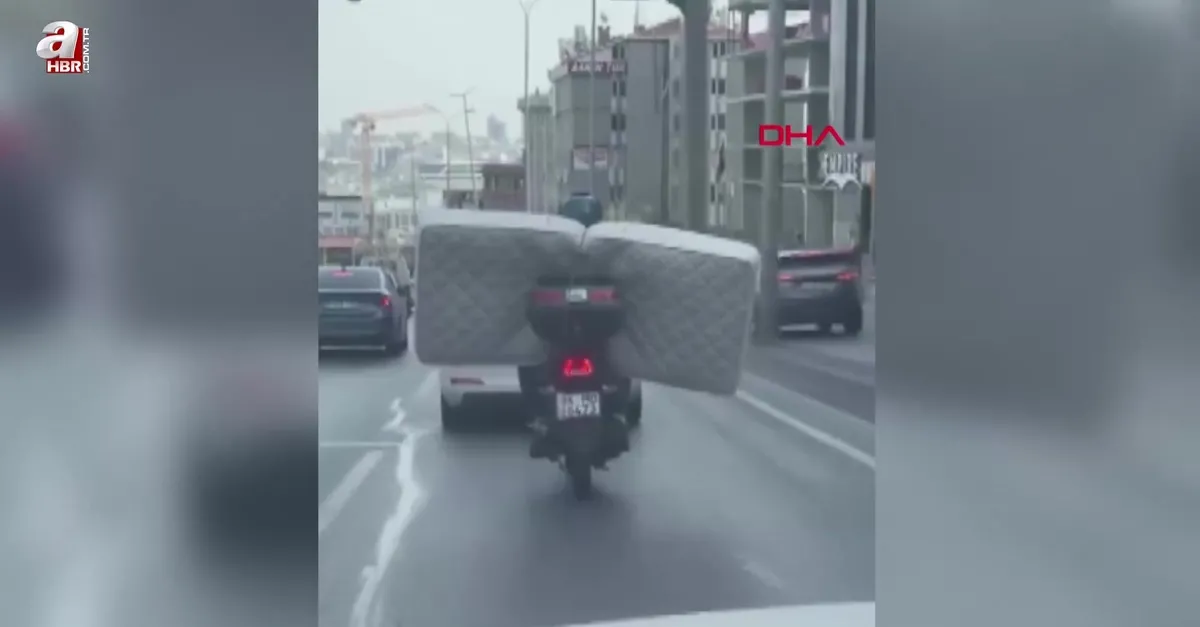 İstanbul’da motosikletle yatak taşıdı