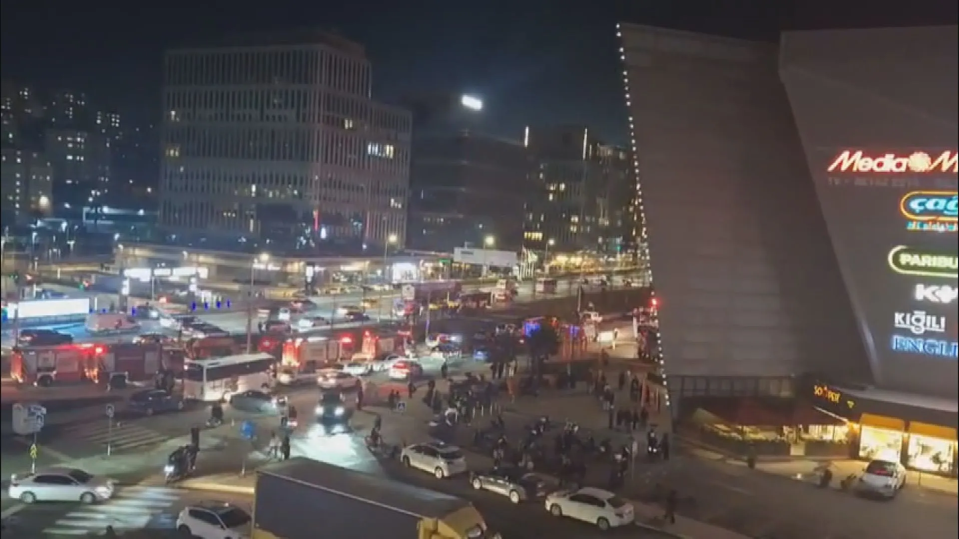 Kağıthane'de AVM yangını: Çok sayıda ekip sevk edildi