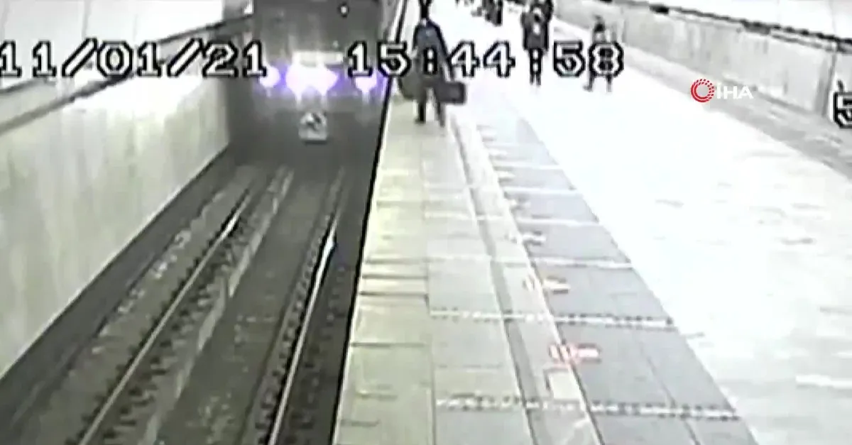 Metroda korkunç anlar! Raylara düşen çocuk...
