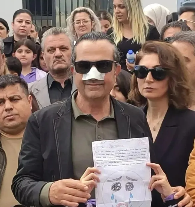 mersinde-okul-bahcesinde-veli-ogretmen-kafa-atip-burnunu-kirdi-1708441029024.jpeg Mersin’de okul bahçesinde veli öğretmen kafa atıp burnunu kırdı - 1