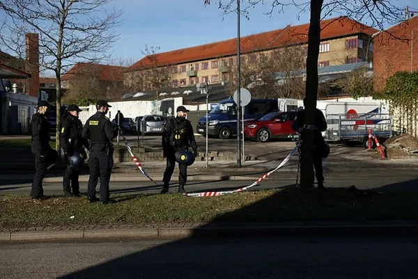 İsveç’te Kur’an-ı Kerim yakan Rasmus Paludan bu kez Kopenhag’da yaktı! Her cuma Kur’an yakacağım demişti