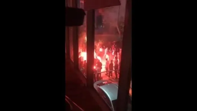 Lig bitti kavga bitmedi! Kalamış’ta Galatasaray ve Fenerbahçe taraftarları birbirine girdi | Ufak çaplı yangın çıktı