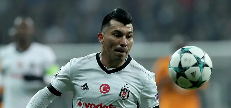 Sarı kart lideri Gary Medel