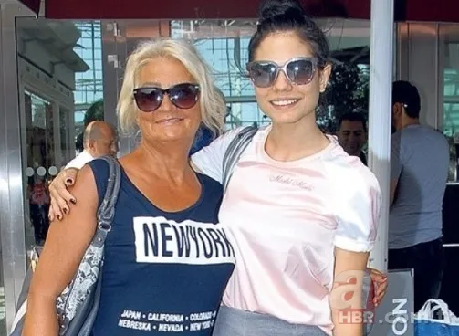 Oyuncu Demet Özdemir annesinin ikizi çıktı! Genç kızlara taş çıkarıyor! Anne kızın şaşırtan benzerliği... 7
