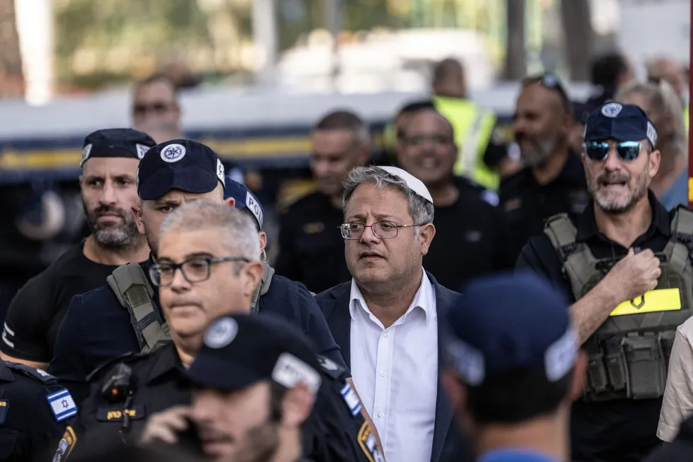 siyonist-bakandan-zindanda-alcak-provokasyon-kadin-tutuklularin-hucresini-basip-kustahca-alay-etti-1788100731028.jpg Siyonist bakandan zindanda alçak provokasyon! Kadın tutukluların hücresini basıp küstahça alay etti - 2