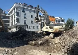 İstanbul Küçükçekmece'de 7 katlı bina yıkım sırasında çöktü