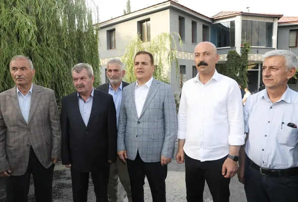 husumetli-aileleri-hakkari-valisi-baristirdi-1657821508884.jpg Husumetli aileleri Hakkari Valisi barıştırdı - 1