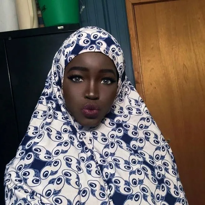 Gören oyun karakteri sandı! Gözlerinin rengi hayran bıraktı