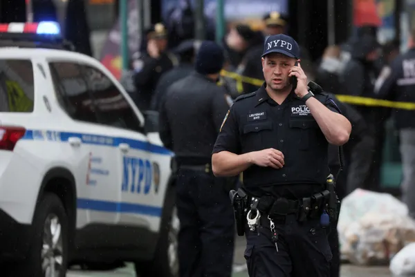 Son dakika: New York'ta metro istasyonunda silahlı saldırı: Çok sayıda kişi vuruldu! Patlayıcılar bulundu - 5