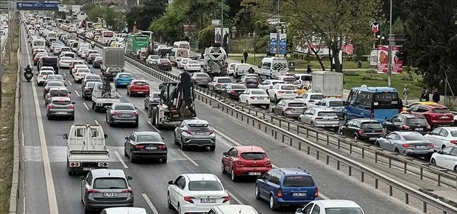 İstanbul'da deprem sonrası trafik kilit!