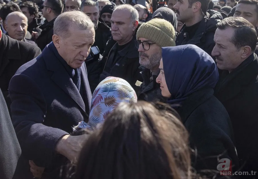 Depremzede vatandaştan Başkan Erdoğan'a duygulandıran sözler: "Ne kadar da musibet gelse sevmekten vazgeçmeyeceğiz" 17