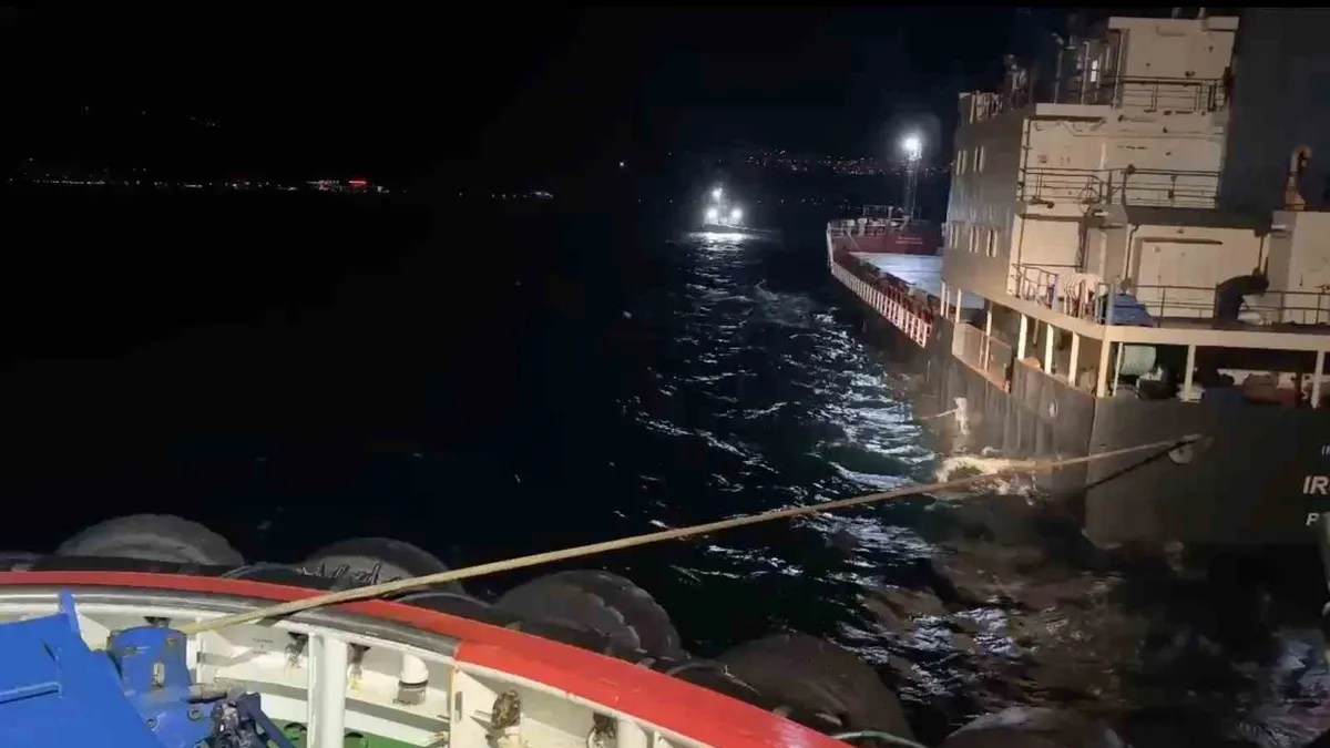 Çanakkale Boğazı'ndan geçen kuru yük gemisi makine arızası yaptı