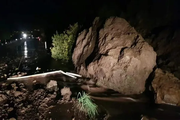 Sağanak yağış İzmir'i vurdu! Cadde ve sokaklar göle döndü - 3