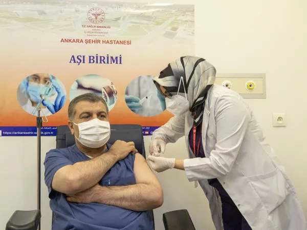 Son dakika: Sağlık Bakanı Fahrettin Koca Bilim Kurulu toplantısı sonrası açıkladı! Aşı yeterince güvenli ve ilk aşıyı biz yaptıracağız