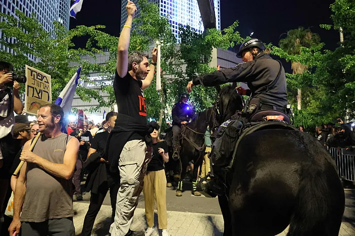 İsrail sokakları yeniden karıştı! Protestolarının göbeğinden canlı yayın | Netanyahu istifa eylemine polisten sert müdahale