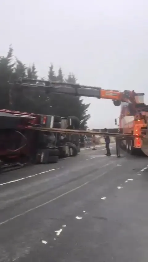 1704275336813.jpg TEM'de kontrolden çıkan tır devrildi: Malzemeler yola saçıldı - 1