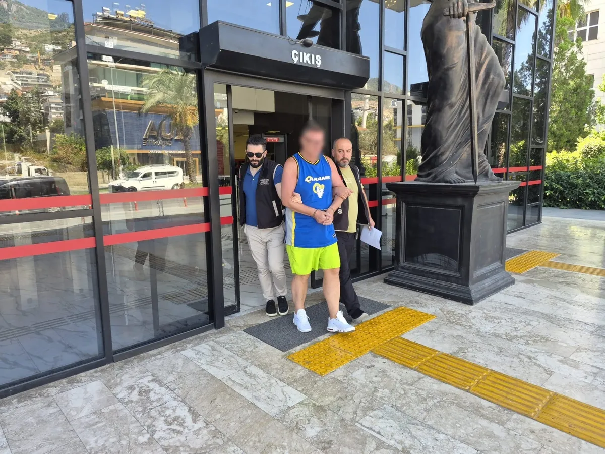Antalya'da skandal olay! Türk bayrağına tüküren İngiliz turist tutuklandı - 1