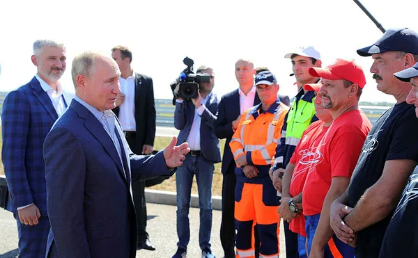 Rusya Devlet Başkanı Putin, makam aracının direksiyonuna geçti | İşte o anlar...