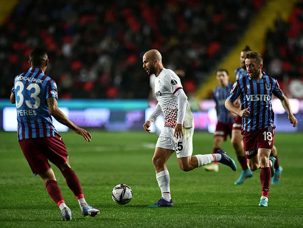 lider-trabzonspor-antepte-tekledi-gaziantep-fk-0-0-trabzonspor-mac-sonucu-ozet-1649532900546.jpg Lider Trabzonspor Antep'te tekledi! Gaziantep FK 0-0 Trabzonspor (MAÇ SONUCU-ÖZET) - 3