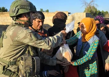 Milli Savunma Bakanlığı paylaştı: "Mehmetçiklerimiz pişirdikleri ekmekleri Rasulayn'daki köylülerle paylaştı"
