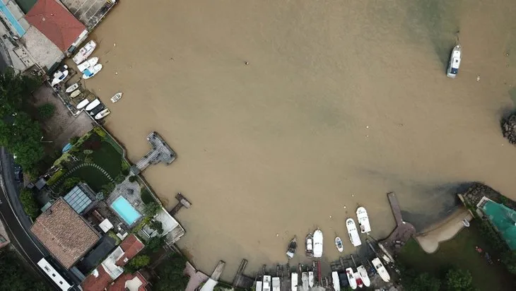 İstanbul Boğazı'na çamurlu su aktı! Havadan böyle görüntülendi