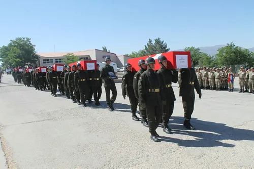 Helikopter kazasında şehit olan 7 asker için Şırnak'ta en acı tören - 4