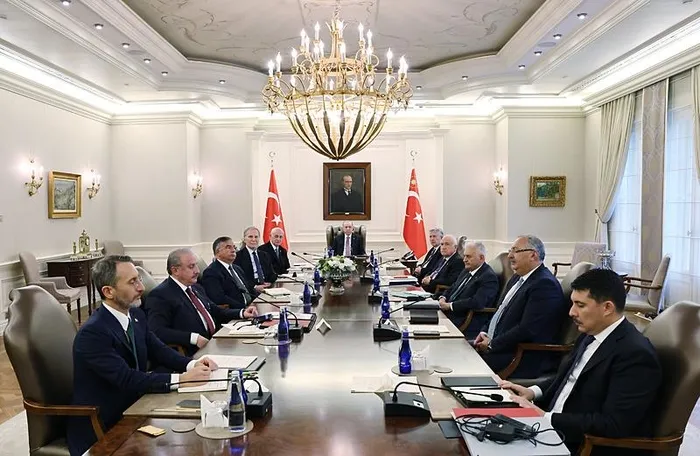 cankayada-kritik-toplanti-yuksek-istisare-kurulu-baskan-erdogan-liderliginde-toplandi-1714577412498.jpeg Başkan Erdoğan liderliğinde toplanan YİK sonrası yazılı açıklama | Yeni anayasa vurgusu: Türkiye'nin ihtiyacı var - 1