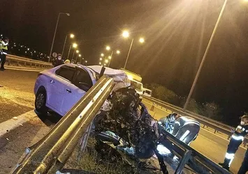 TEM'de feci kaza! Arabanın motoru fırladı