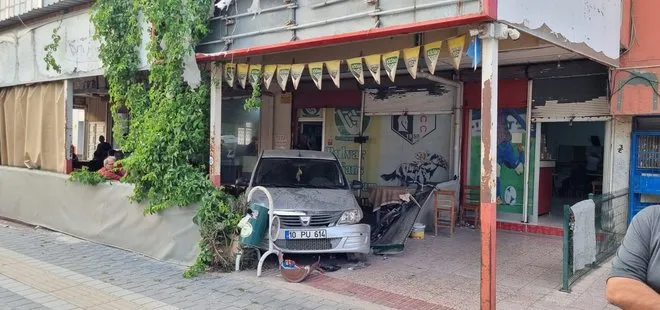 Adana’da otomobil kahvehaneye girdi: 1’i ağır 5 yaralı