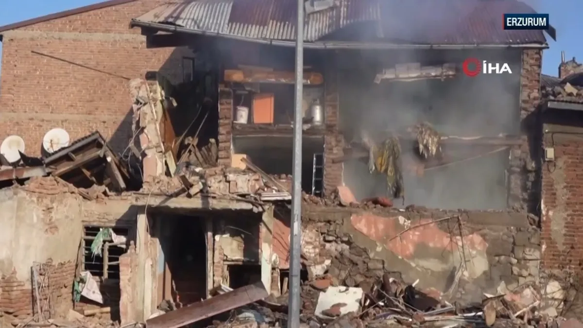 Erzurum’da doğal gaz patlaması: 2 ev çöktü