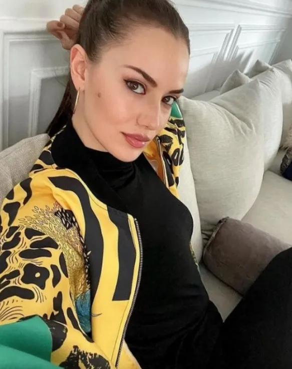 ebru-gundes-ve-fahriye-evcenin-3-bin-liralik-pistisi-dikkat-cekti-1639309756637.jpg Ebru Gündeş ve Fahriye Evcen’in 3 bin liralık piştisi dikkat çekti - 3