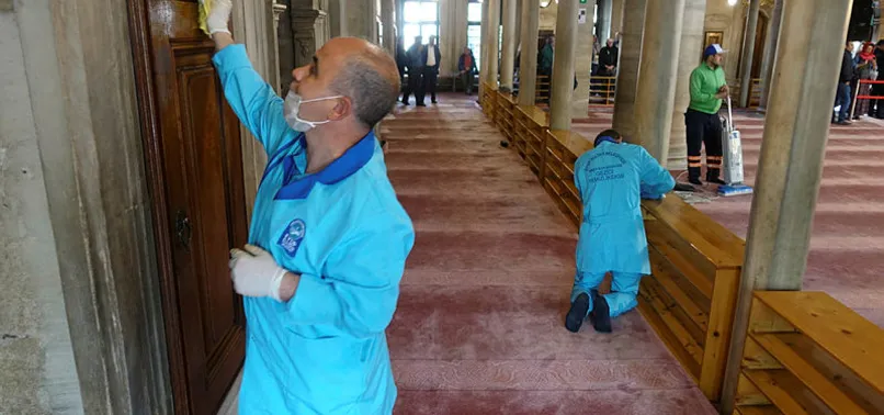 Eyüp Sultan Camisi gül suyuyla temizlendi