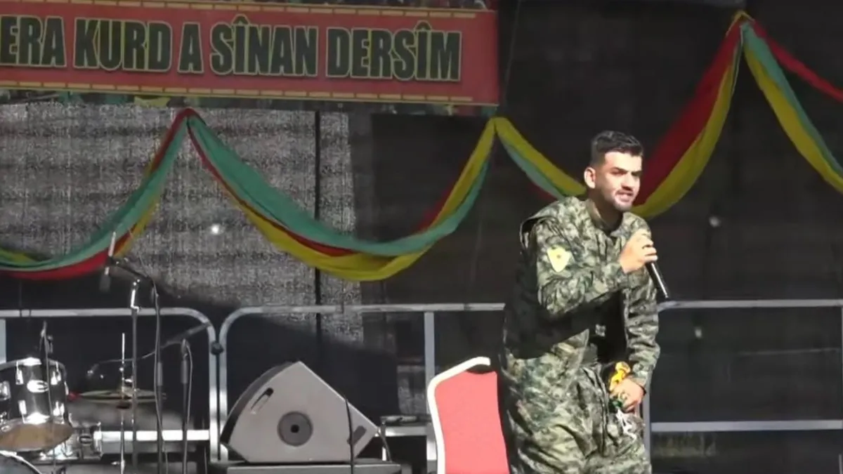 Fransa'da terör festivali! PKK yandaşlarından paçavralı gösteri