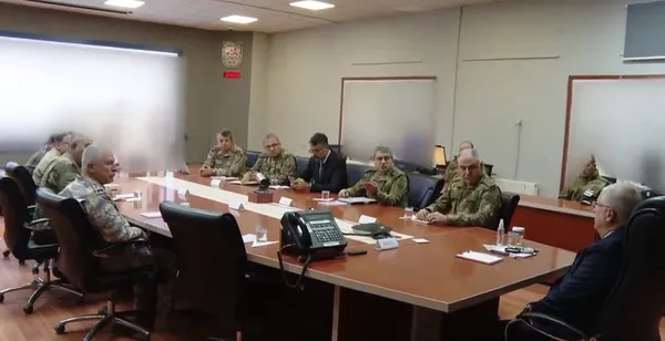 Milli Savunma Bakanı Yaşar Güler ve komuta kademesi Hakkari’de! Terör örgütü PKK’ya operasyona devam