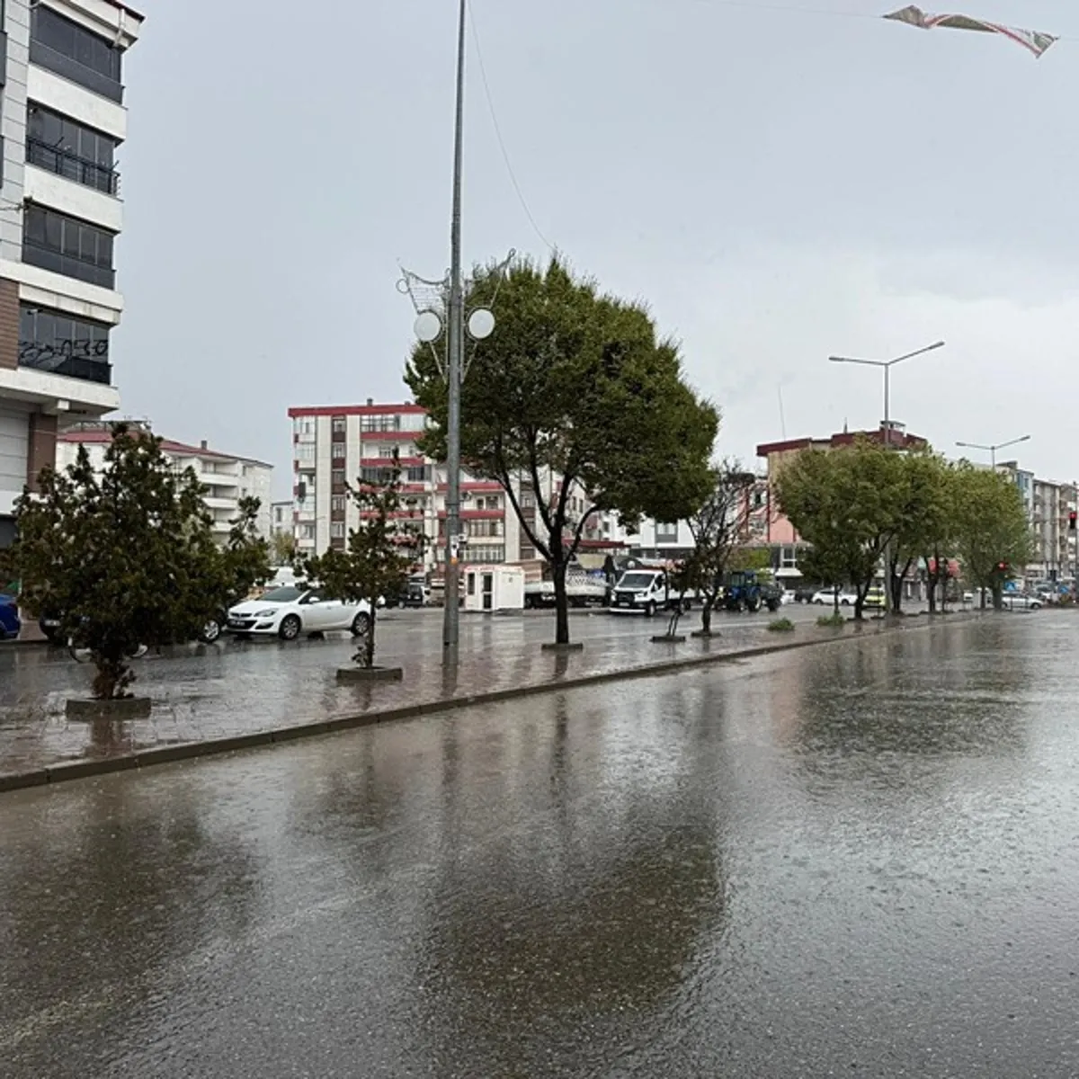 Iğdır'da sağanak yağış hayatı felç etti