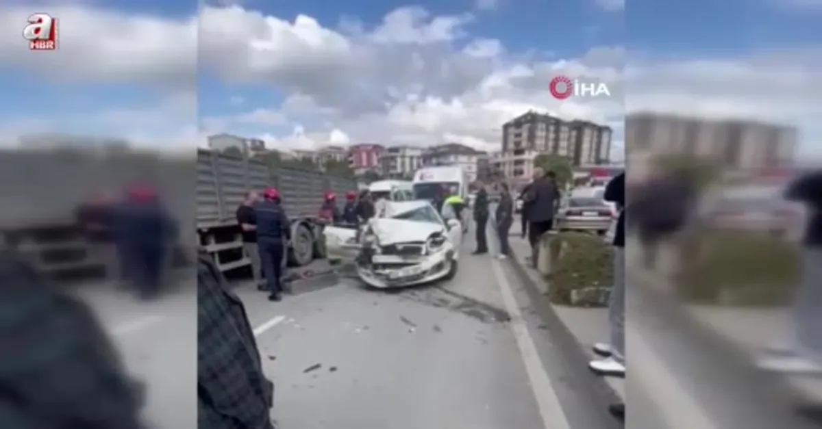 Arnavutköy'de otomobil tıra arkadan çarptı