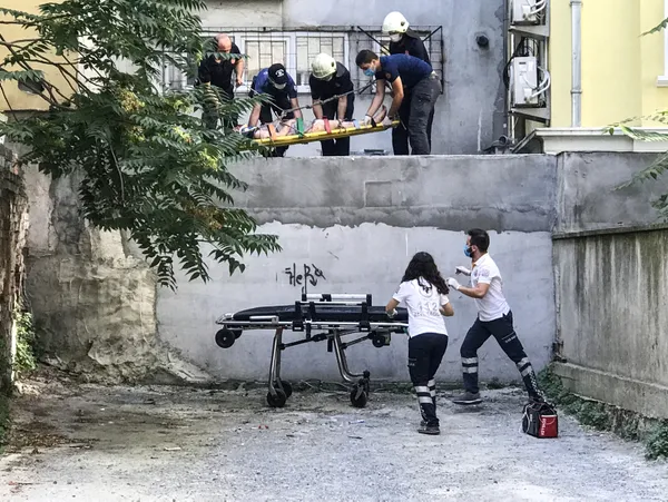 1628414203409.jpg Kadıköy'de korkunç olay! Arkadaşları kanlar içinde buldu - 1