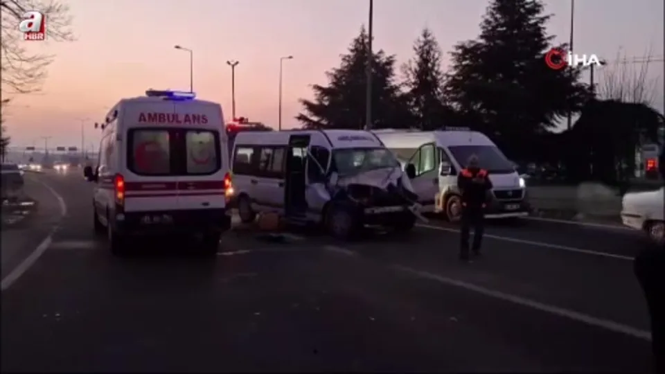 Minibüs tıra arkadan çarptı