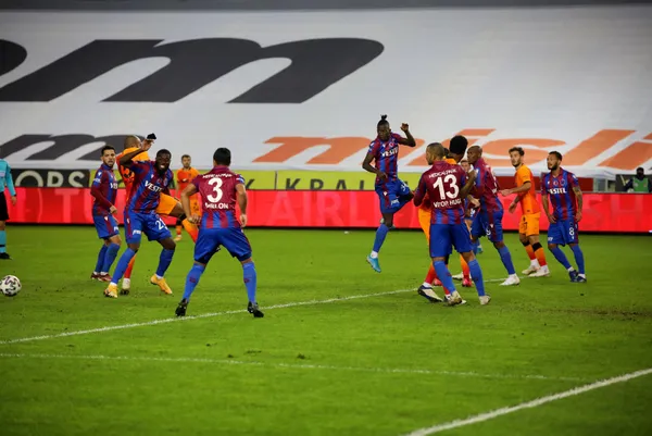 Son dakika: Galatasaray Trabzon’da liderliğe uzandı! Sarı kırmızılılar Trabzonspor’u iki golle geçti