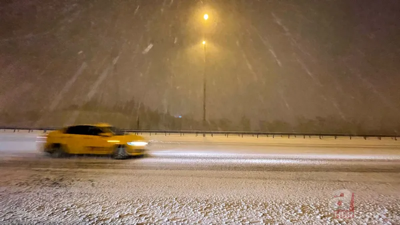 İstanbul beyaz örtüyle kaplandı! Ulaşımda aksama | Vali Yerlikaya uyardı: Zorunlu olmadıkça trafiğe çıkmayın 11