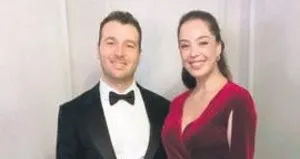 Azra Akın şıklığıyla göz kamaştırdı