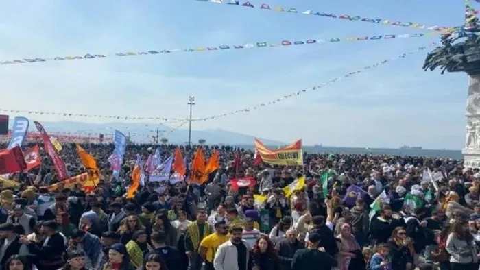 chpnin-demli-yol-arkadaslarinin-izmirde-duzenledigi-nevruz-mitingine-iliskin-davada-flas-gelisme-6-supheli-tut-1710889102175.jpeg CHP'nin DEM'li yol arkadaşlarının İzmir'de düzenlediği Nevruz mitingine ilişkin davada flaş gelişme! 6 şüpheli tutuklandı - 1