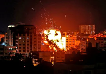 İsrail Gazze'de Hamas mevkilerini bombaladı