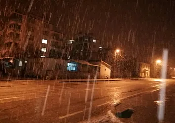 Kahramanmaraş'a mevsimin ilk karı yağdı