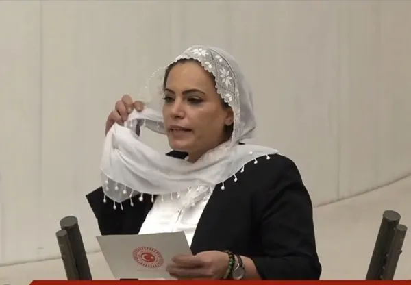 tbmmde-hdplilerden-provokasyon-terorist-basina-ozgurluk-isteyip-kursuden-tulbendini-firlatti-1670437255261.jpg TBMM'de HDP'lilerden provokasyon: Teröristbaşına özgürlük isteyip kürsüden tülbendini fırlattı - 2