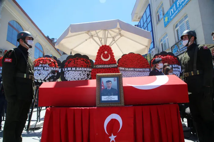 Şehit Uzman Çavuş Murat Nar son yolculuğuna uğurlandı! Gözyaşları sel oldu - 2