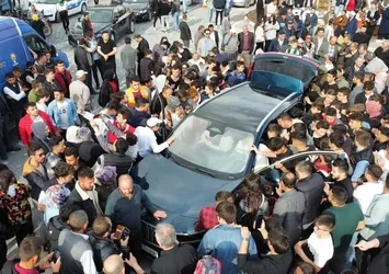 Türkiye'nin yerli ve milli otomobili TOGG Afyonkarahisar'da görücüye çıktı! Vatandaş yoğun ilgi gösterdi: Davul zurna eşliğinde...