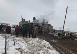Başkale’de korkutan yangın: Ev küle döndü