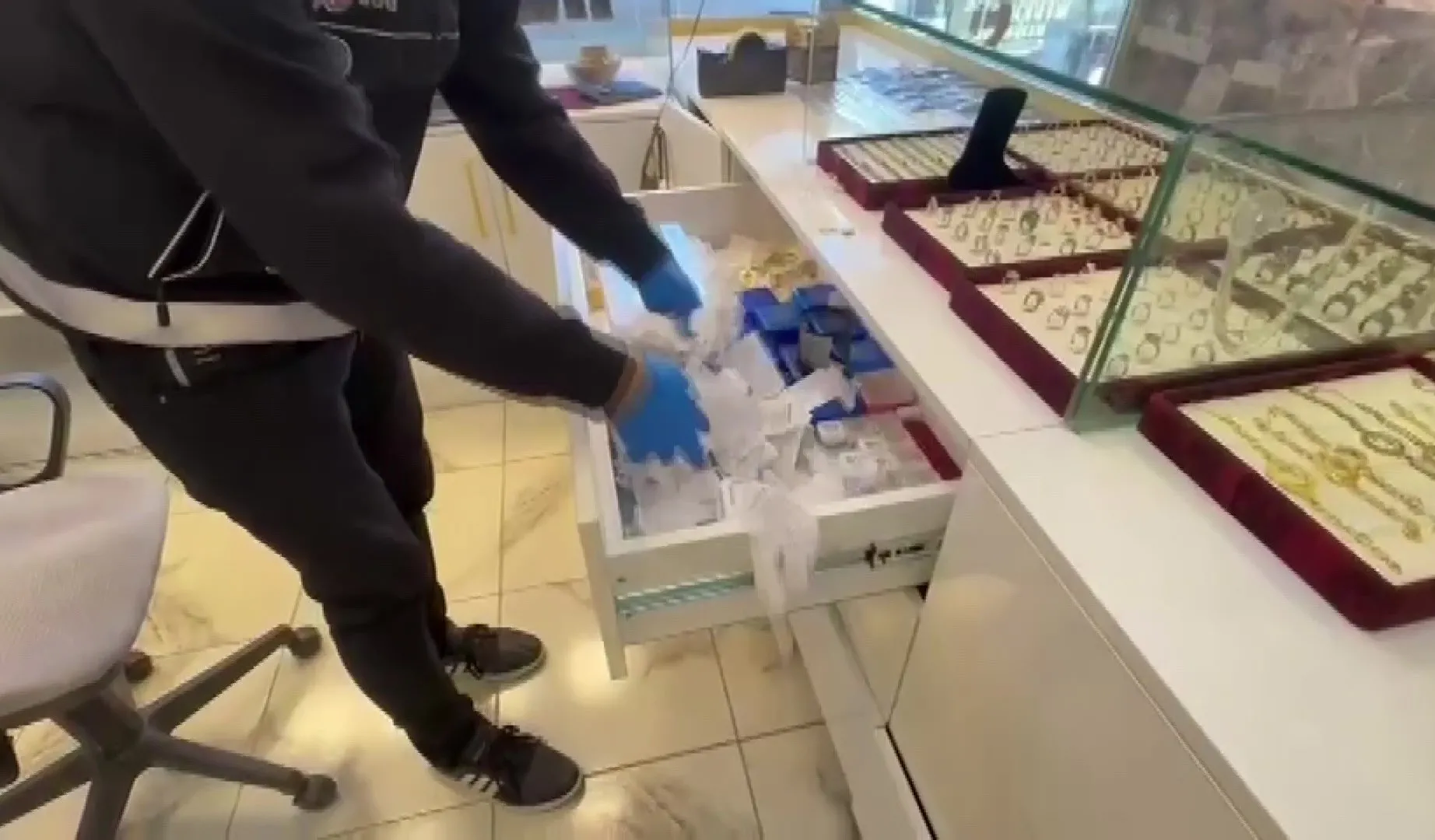 Vitrinde altın, masada pos cihazı: Kuyumcu süsü verip tefecilik yaptılar