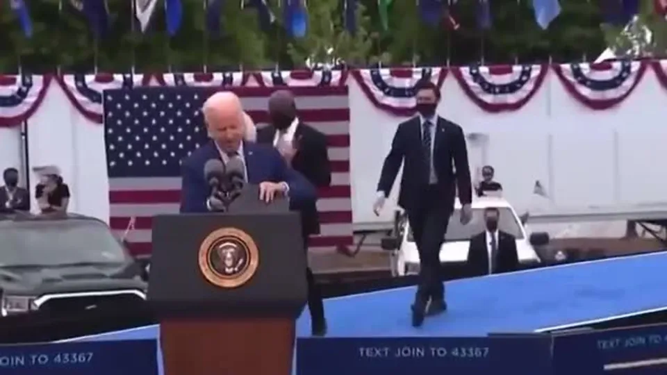 ABD Başkanı Joe Biden bu kez de maske krizi yaşadı